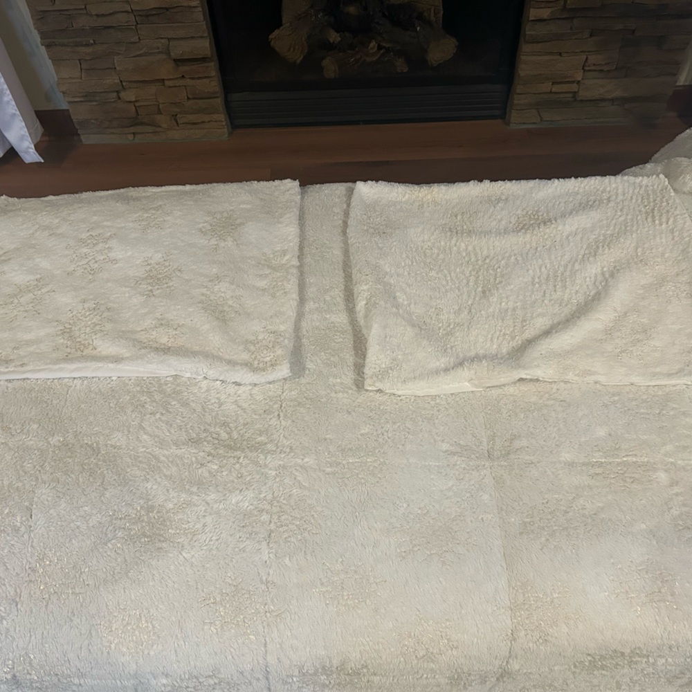 Snow Velvet Holiday Comforter Set - White/Gold-Full/Queen-There Is Some Shedding - Picture 5 of 5